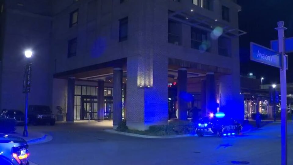 Woman crashes into several parked cars in Alpharetta hotel parking lot
