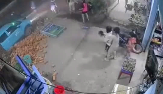 Làm rõ vụ tài xế ôtô vác gậy đánh người đến hỗ trợ sau vụ tai nạn