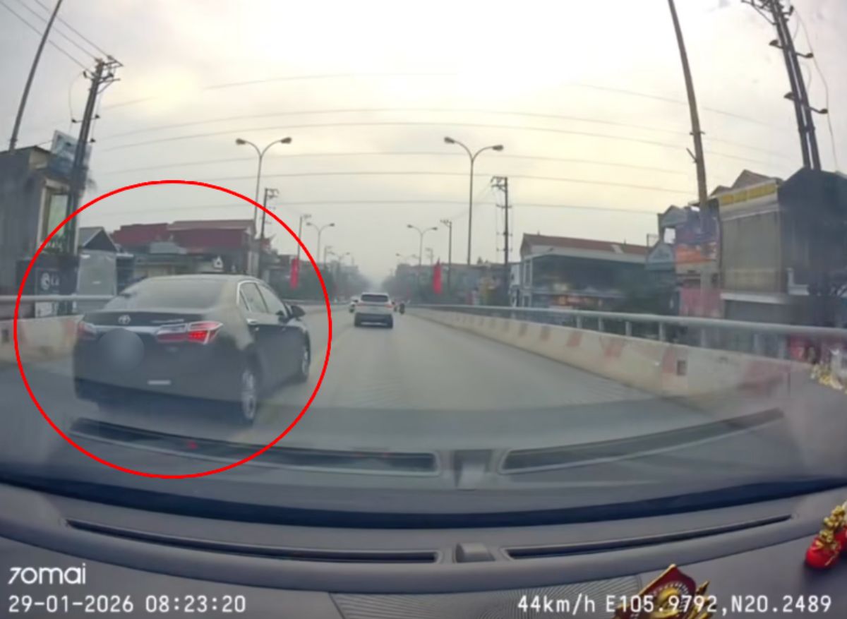 Cảnh sát giao thông xử phạt lái xe đi ngược chiều trên cầu vượt