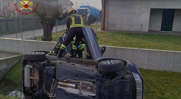 Auto esce di strada e finisce ribaltata nel fosso: ferito il conducente ...