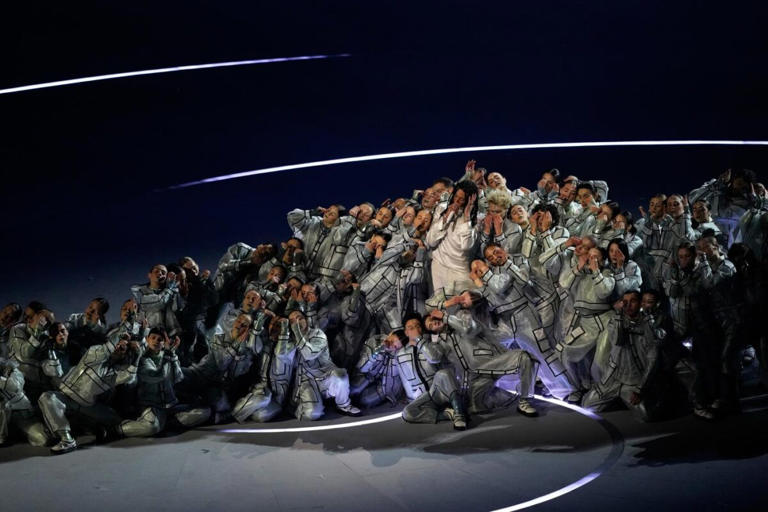 Ghali durante la cerimonia di apertura delle Olimpiadi di Milano-Cortina, Stadio San Siro, 6 febbraio 2026 (AP Photo/Petr David Josek)