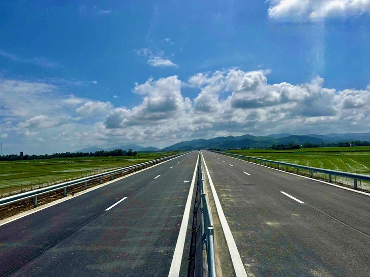 Đẩy nhanh tiến độ, thông xe 36km đầu tiên cao tốc Chí Thạnh - Vân Phong trước 15-2