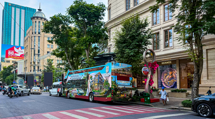 Đề nghị xử phạt xe buýt 2 tầng dừng đỗ sai luật tại trung tâm TP.HCM