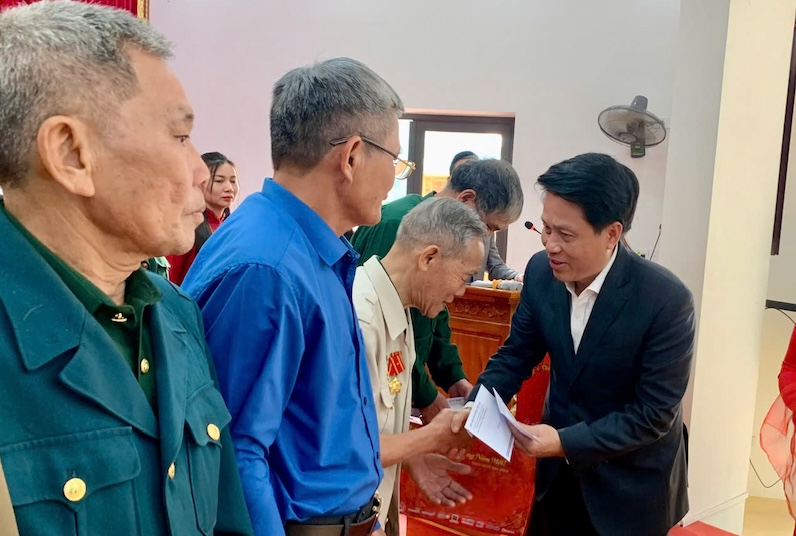 Tặng 1.000 suất quà Tết cho hộ chính sách, người có công, người nghèo