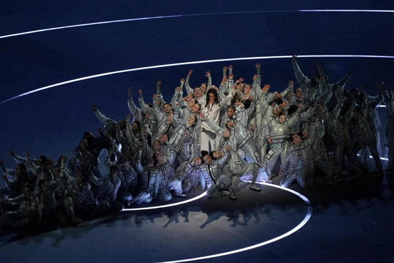 Ghali durante la cerimonia di apertura delle Olimpiadi di Milano-Cortina, Stadio San Siro, 6 febbraio 2026 (AP Photo/Francisco Seco)