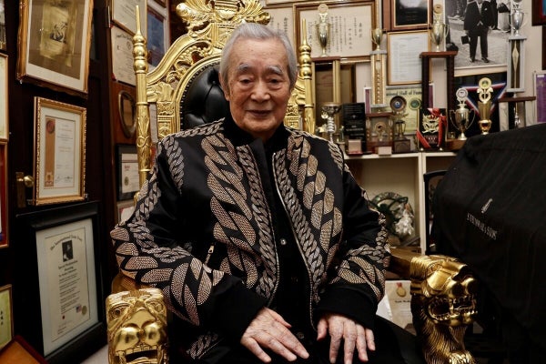 自身が受けた表彰の数々を展示した「トロフィールーム」で取材に応じるドクター・中松氏（３日、東京都世田谷区で）