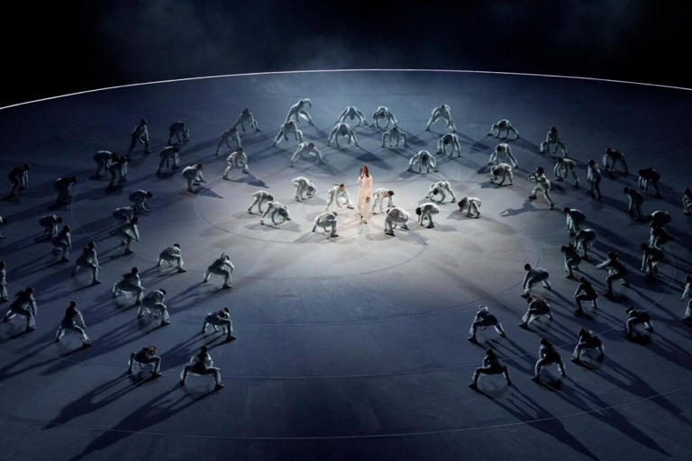 Ghali durante la cerimonia di apertura delle Olimpiadi di Milano-Cortina, Stadio San Siro, 6 febbraio 2026 (AP Photo/Francisco Seco)