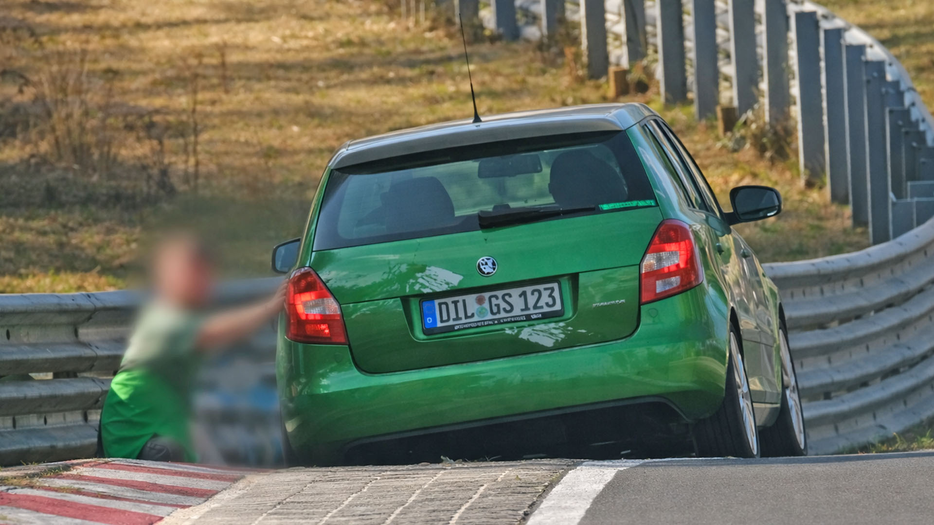Driver steps out after on track incident at Nürburgring