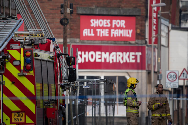 8 dramatic photos as firefighters deal with aftermath of Waterloo Road ...