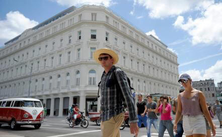 El turismo es fundamental para los planes de recuperación económica del gobierno cubano, por su aporte al Producto Interno Bruto (PIB) y por la entrada de divisas que representa, que habitualmente figura entre las más importantes, junto con los servicios profesionales y las remesas. Foto: Archivo / Agencias