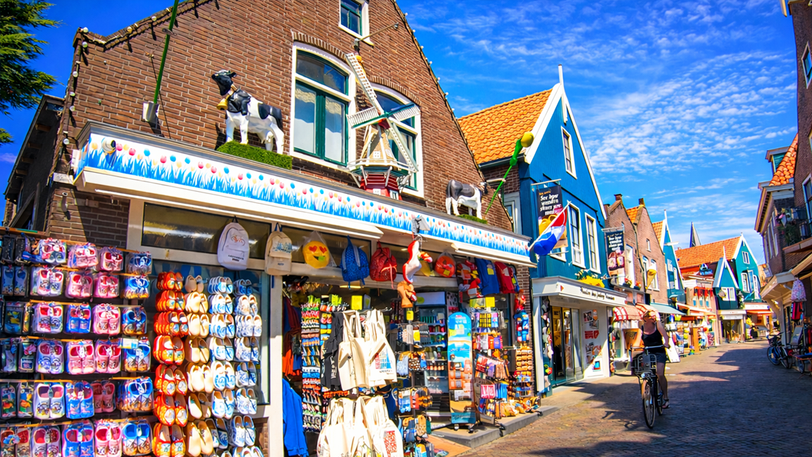 Como é a rua principal de Volendam