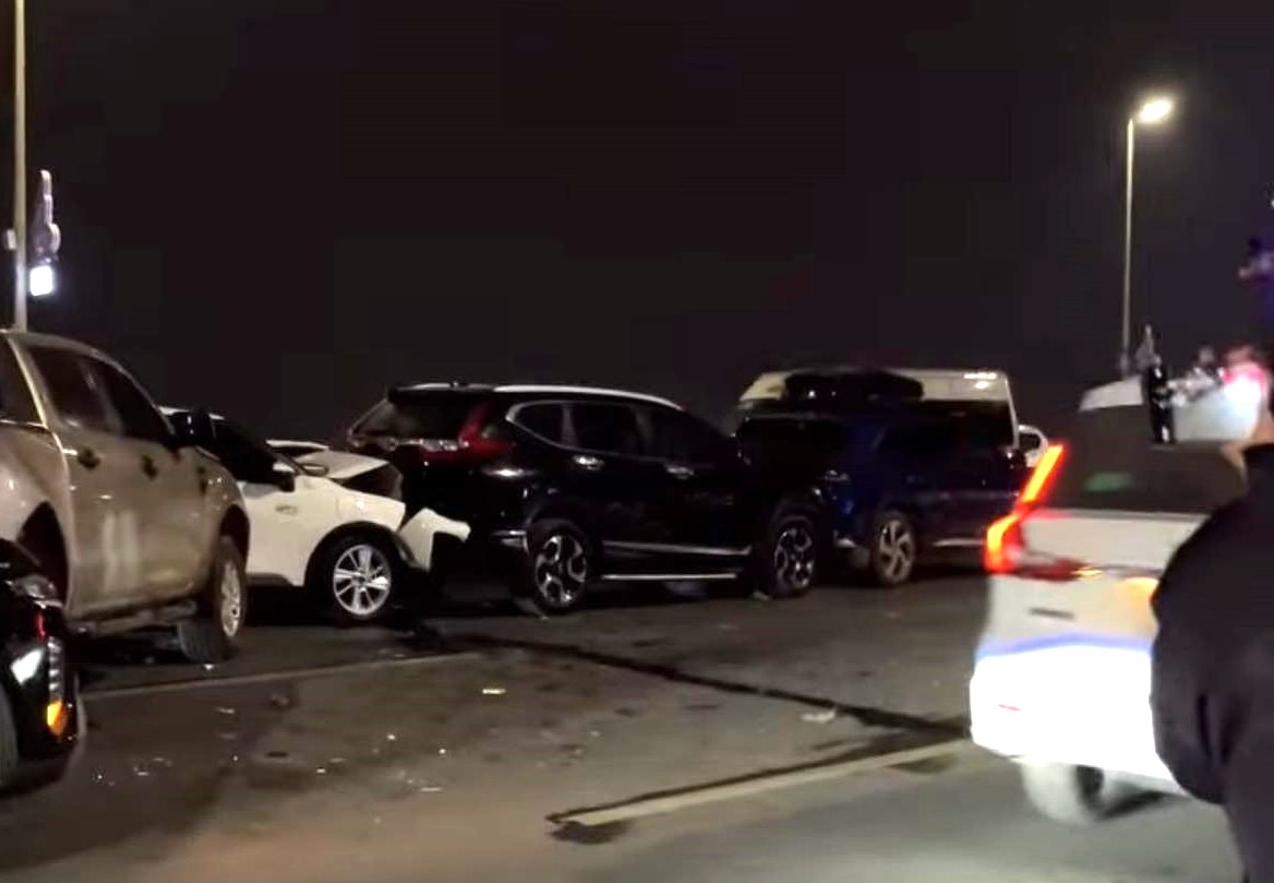 5 ôtô tông liên hoàn trên cầu Nhật Tân