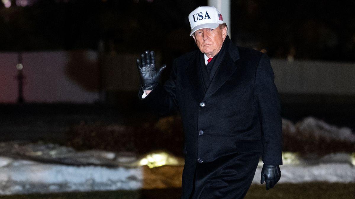 Donald Trump refuses to apologize for racist Barack and Michelle Obama ...
