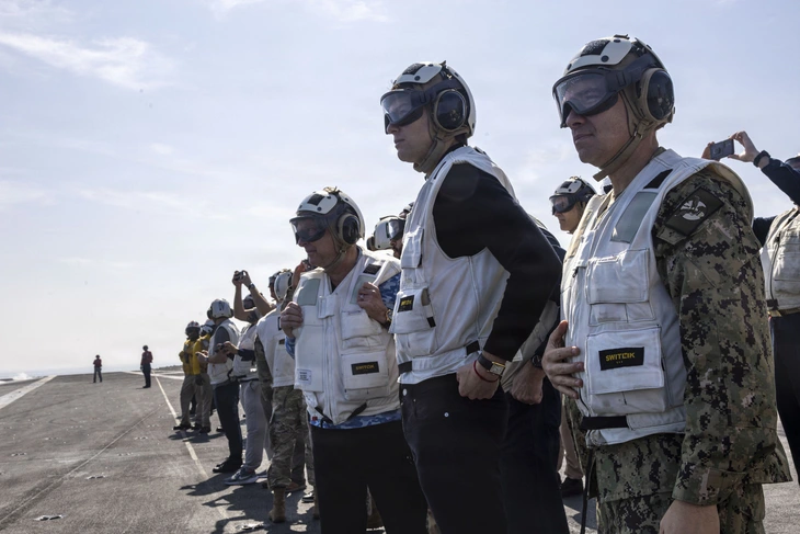 Đàm phán viên của Mỹ thăm tàu sân bay ở Trung Đông, nhắc nhở Iran