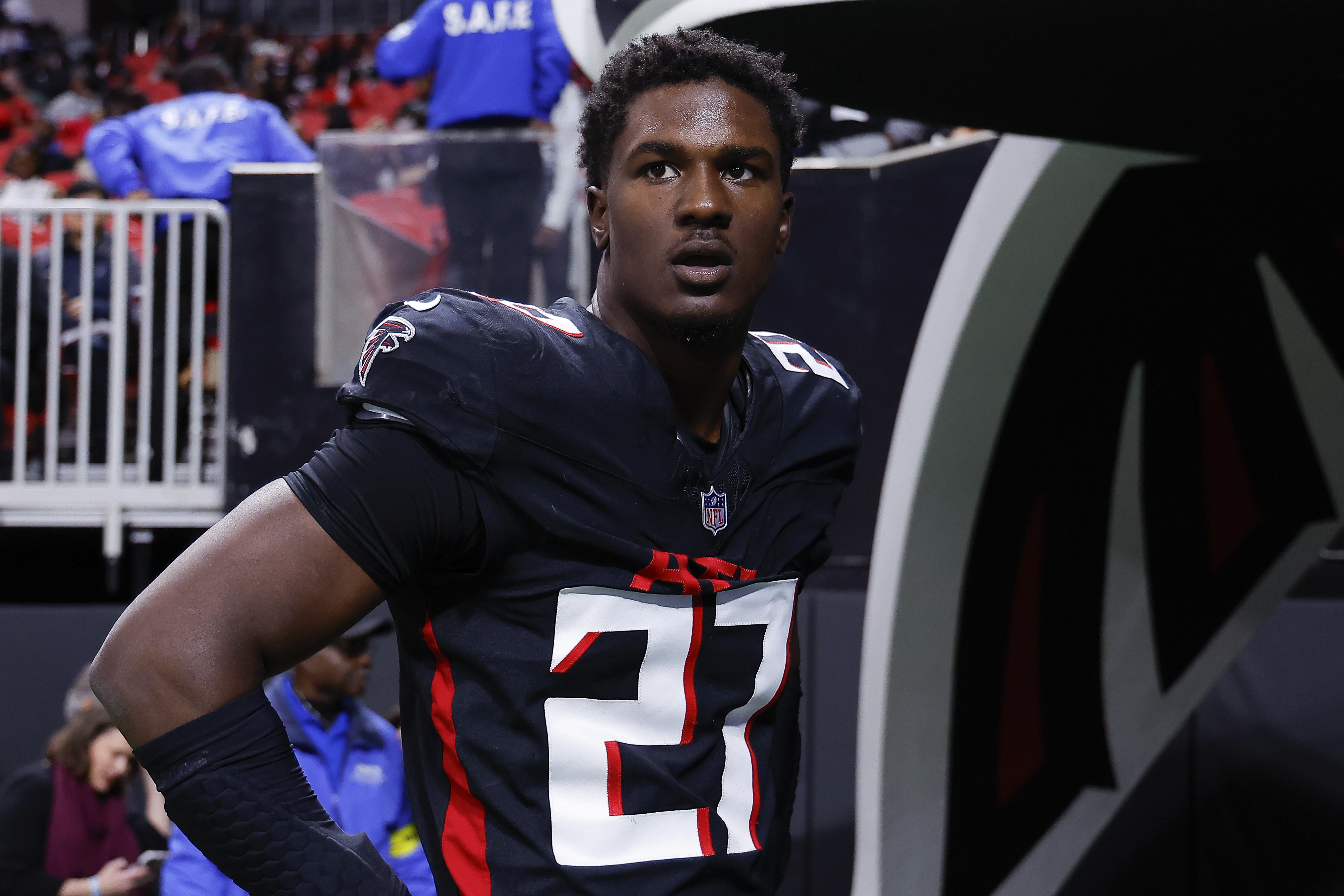 At least 7 calls to police were made about Falcons LB James Pearce Jr ...