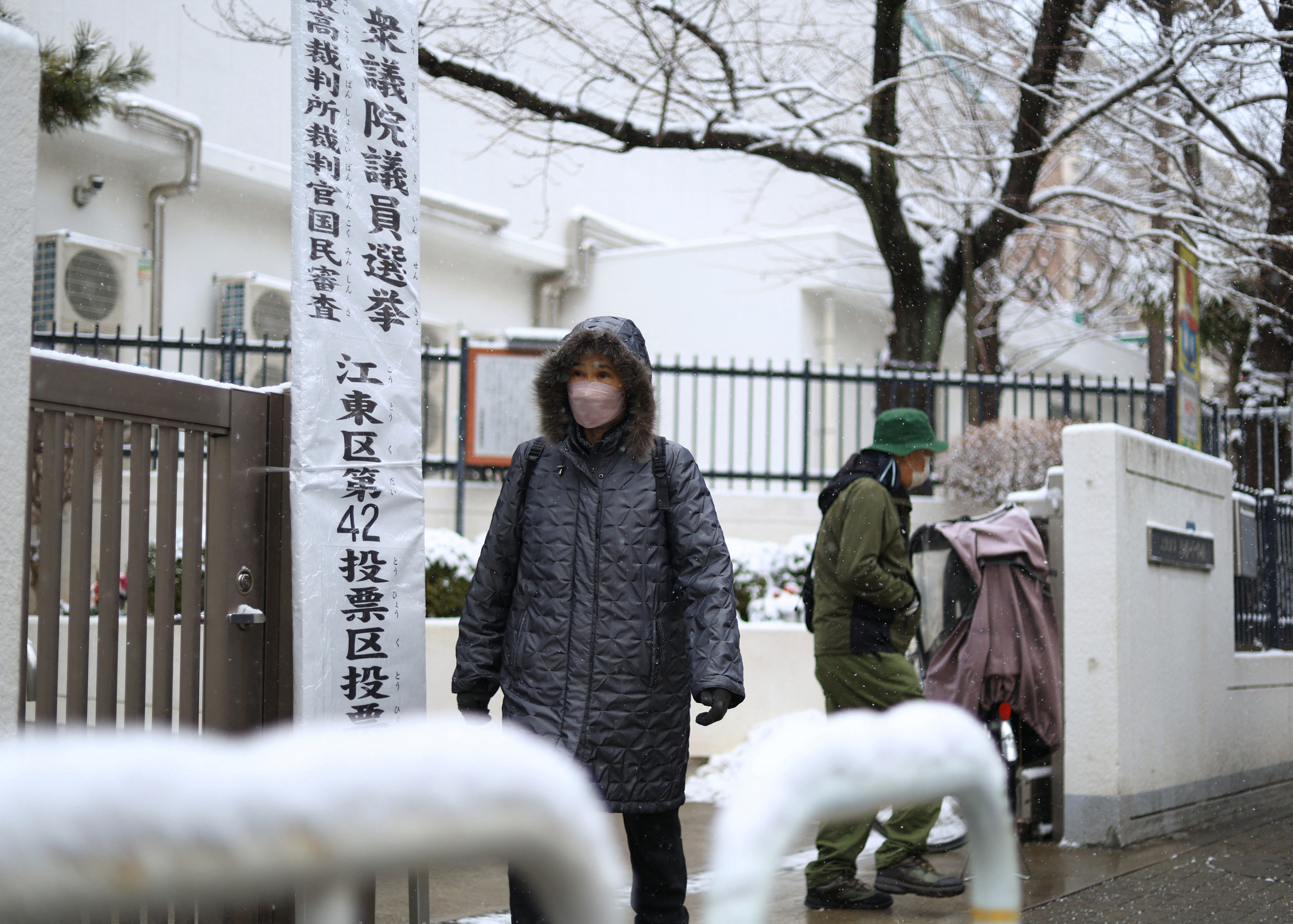 Người Nhật đi bỏ phiếu giữa tuyết rơi kỷ lục