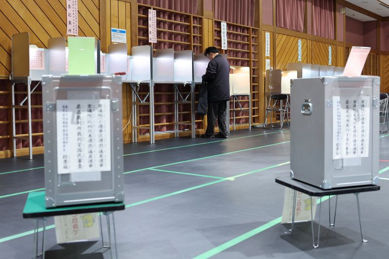 Japan votes in test for PM Takaichi as snow weighs on turnout<br>