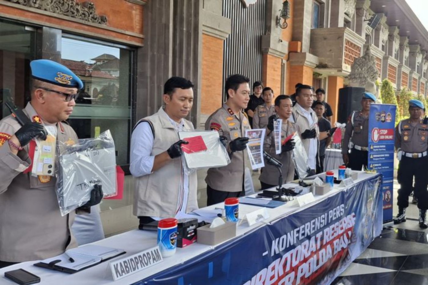 Indonesia phá ổ cờ bạc trực tuyến của người Ấn tại biệt thự Bali