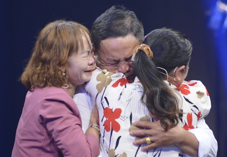 Như chưa hề có cuộc chia ly: Lạc chị khi đi xin ăn nuôi mẹ đang nằm viện