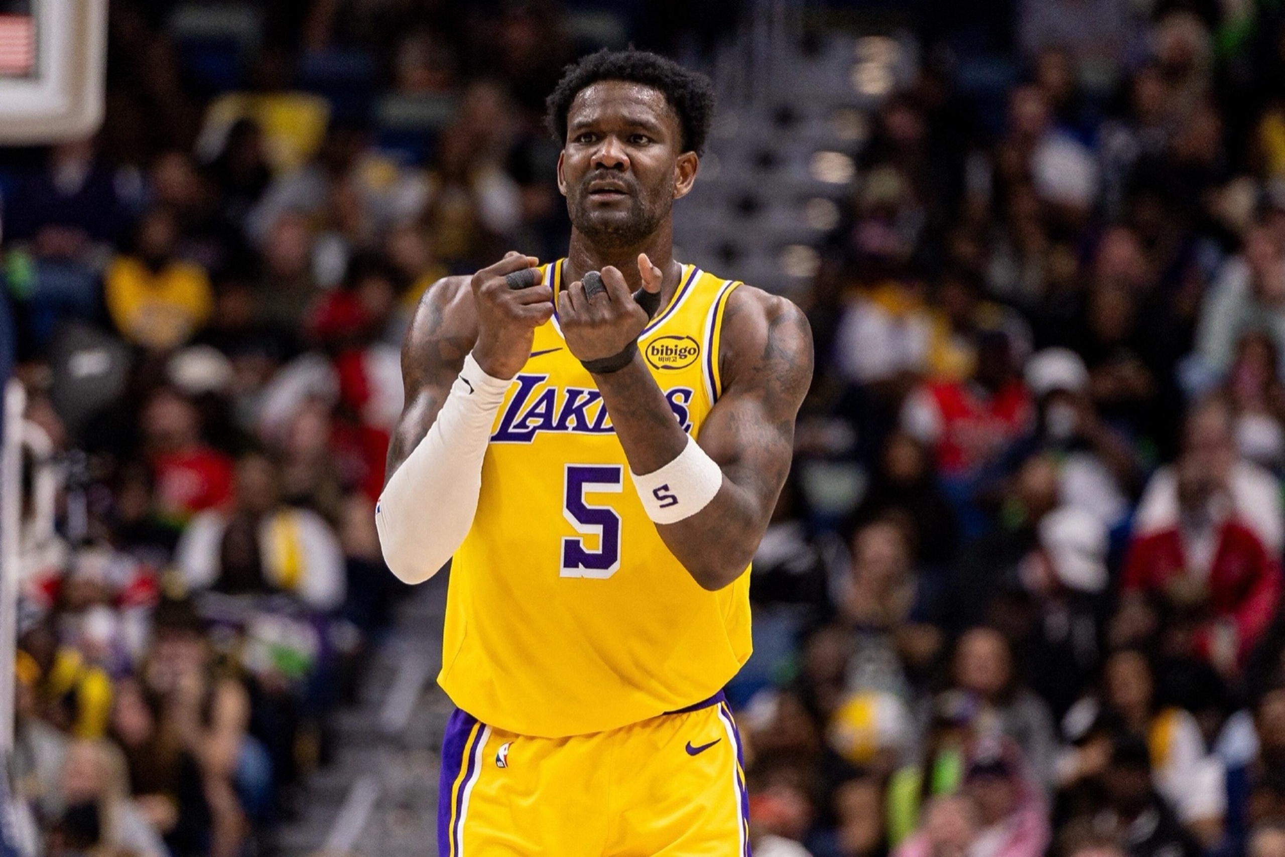 Lakers lose starting center before tip-off: What happened to Deandre Ayton?<br>