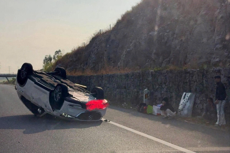 Mất lái, ô tô lấm lưng trắng bụng trên cao tốc Phan Thiết - Dầu Giây