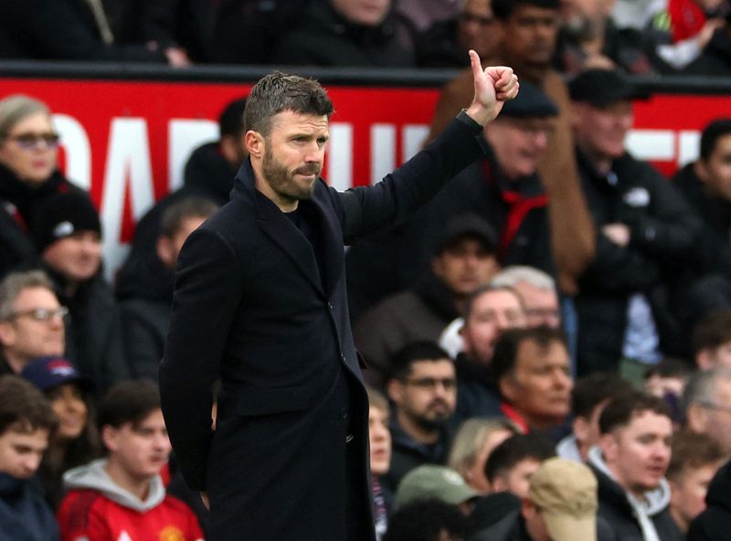 مدرب مانشستر يونايتد المؤقت مايكل كاريك خلال مباراة الفريق أمام توتنهام هوتسبير بالدوري الإنجليزي الممتاز لكرة القدم يوم السبت. تصوير: فيل نوبل - رويترز (تستخدم للأغراض التحريرية فقط)