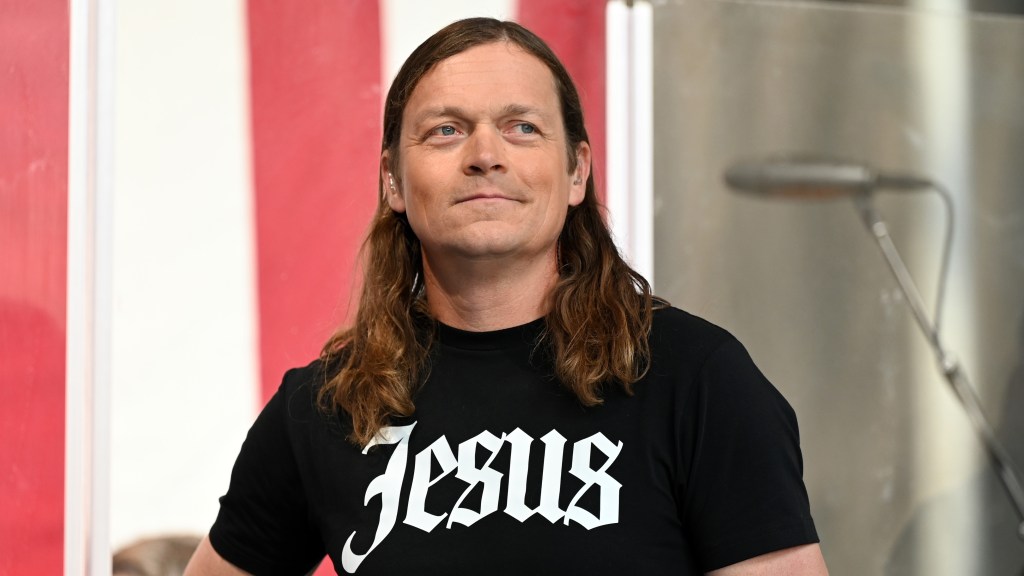 Brad Arnold dies after kidney cancer diagnosis: 3 Doors Down lead singer was 47<br>