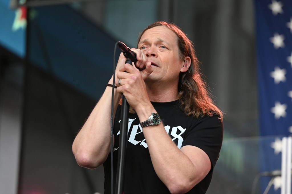 Rockers pay tribute to 3 Doors Down