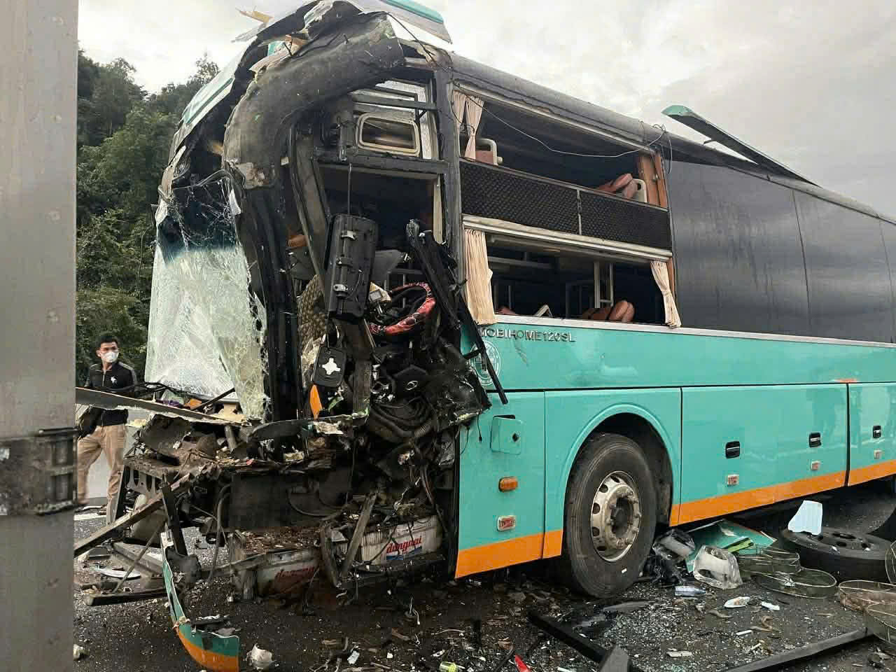 Bốn xe khách, ôtô tải tông nhau trên cao tốc Vân Phong - Nha Trang