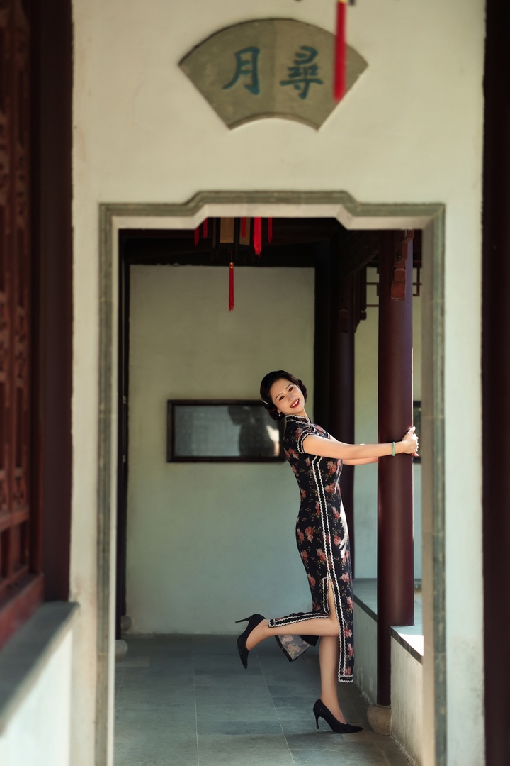 一袭旗袍，半墙光影：她把时光穿在了身上