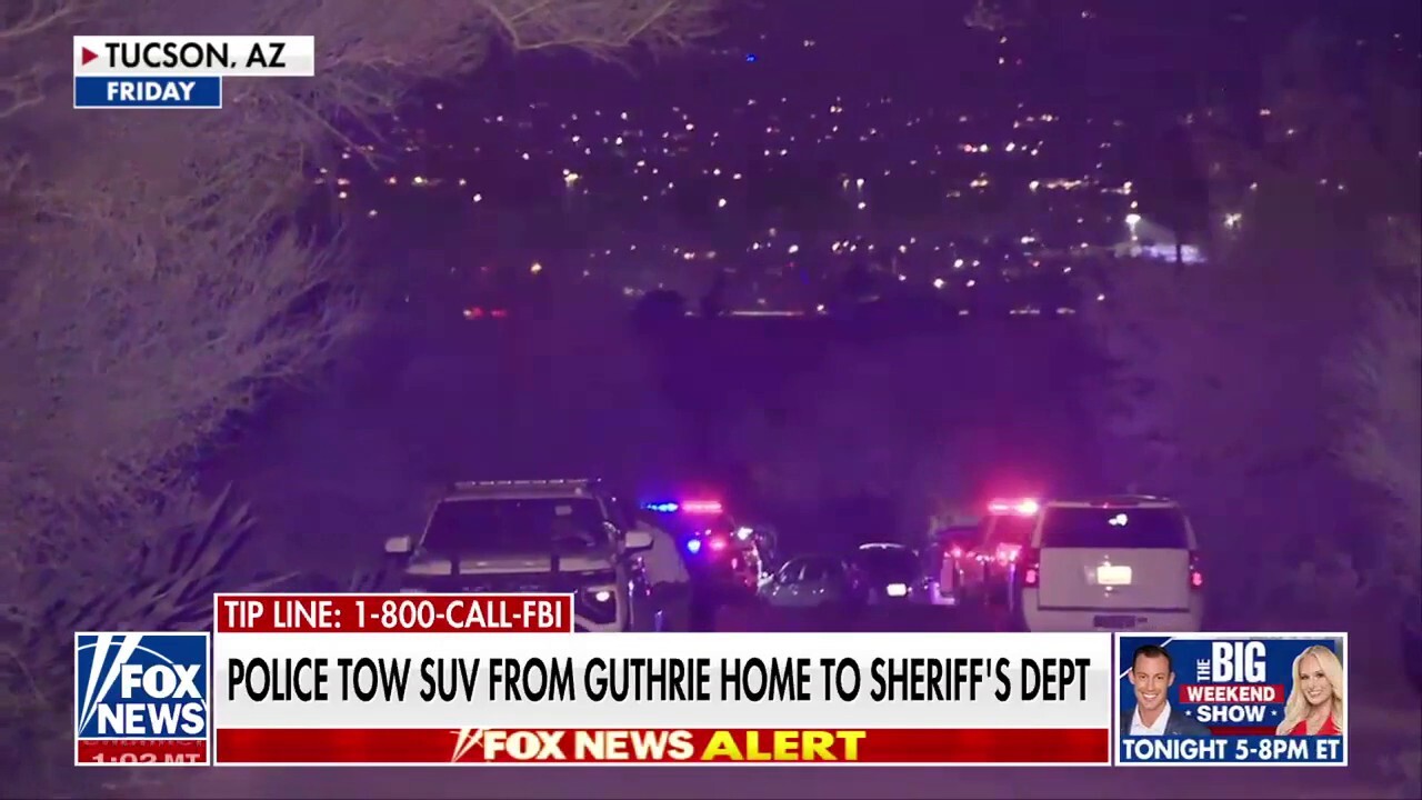 Authorities seem to take floodlight down at Guthrie home<br><br>