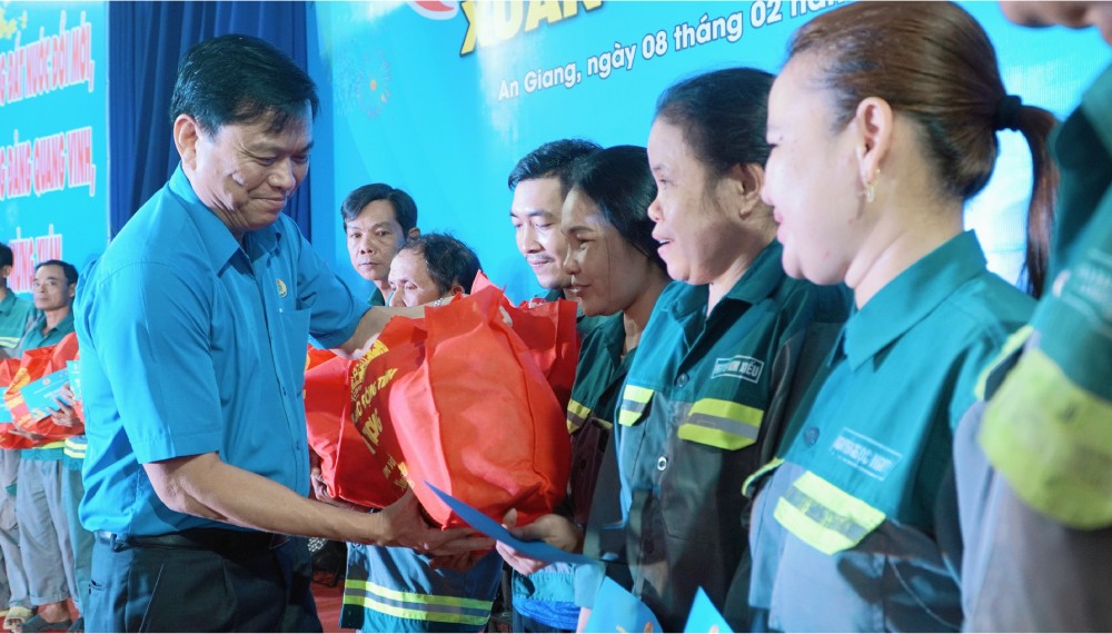 Mang Tết sum vầy đến đoàn viên, công nhân lao động An Giang
