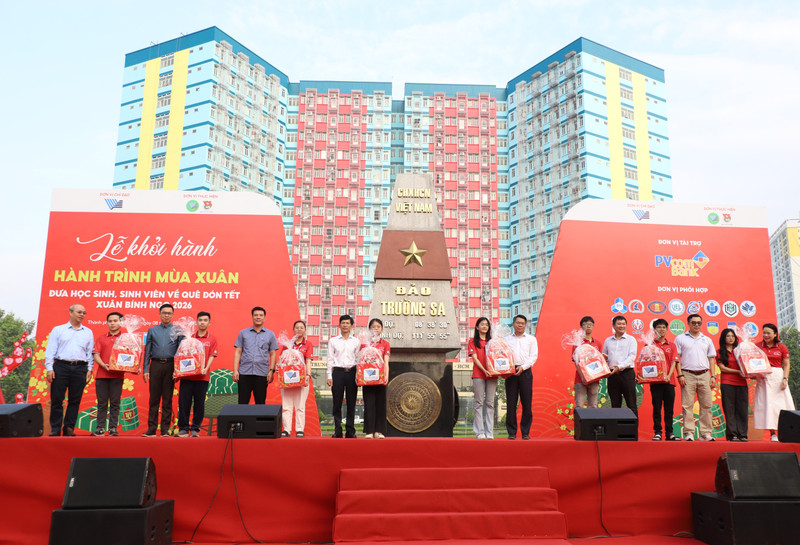 Bạn trẻ về quê trên hành trình mùa xuân, đón Tết sum vầy, ấm tình thầy trò ở ký túc xá