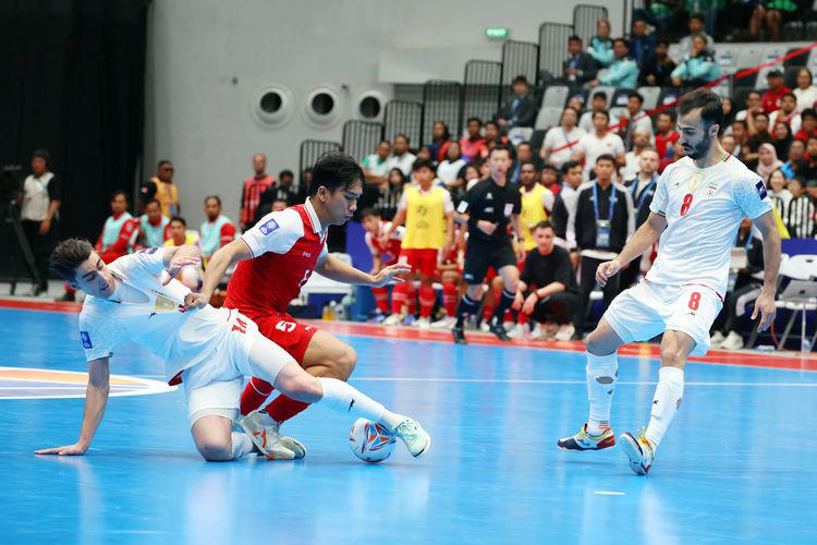 ISRAR MEGANTARA BERKARIER KE LUAR NEGERI