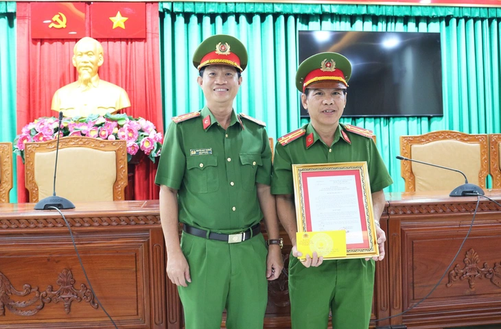 Bộ Công an khen thưởng đột xuất vì phá nhanh vụ trộm hơn 1,5 tỉ đồng ở Long Xuyên