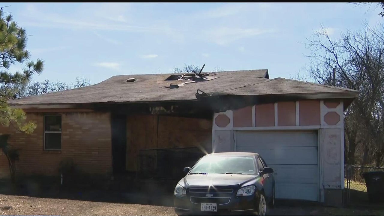 Person dies after late‑night house fire in Fort Worth, fire officials say