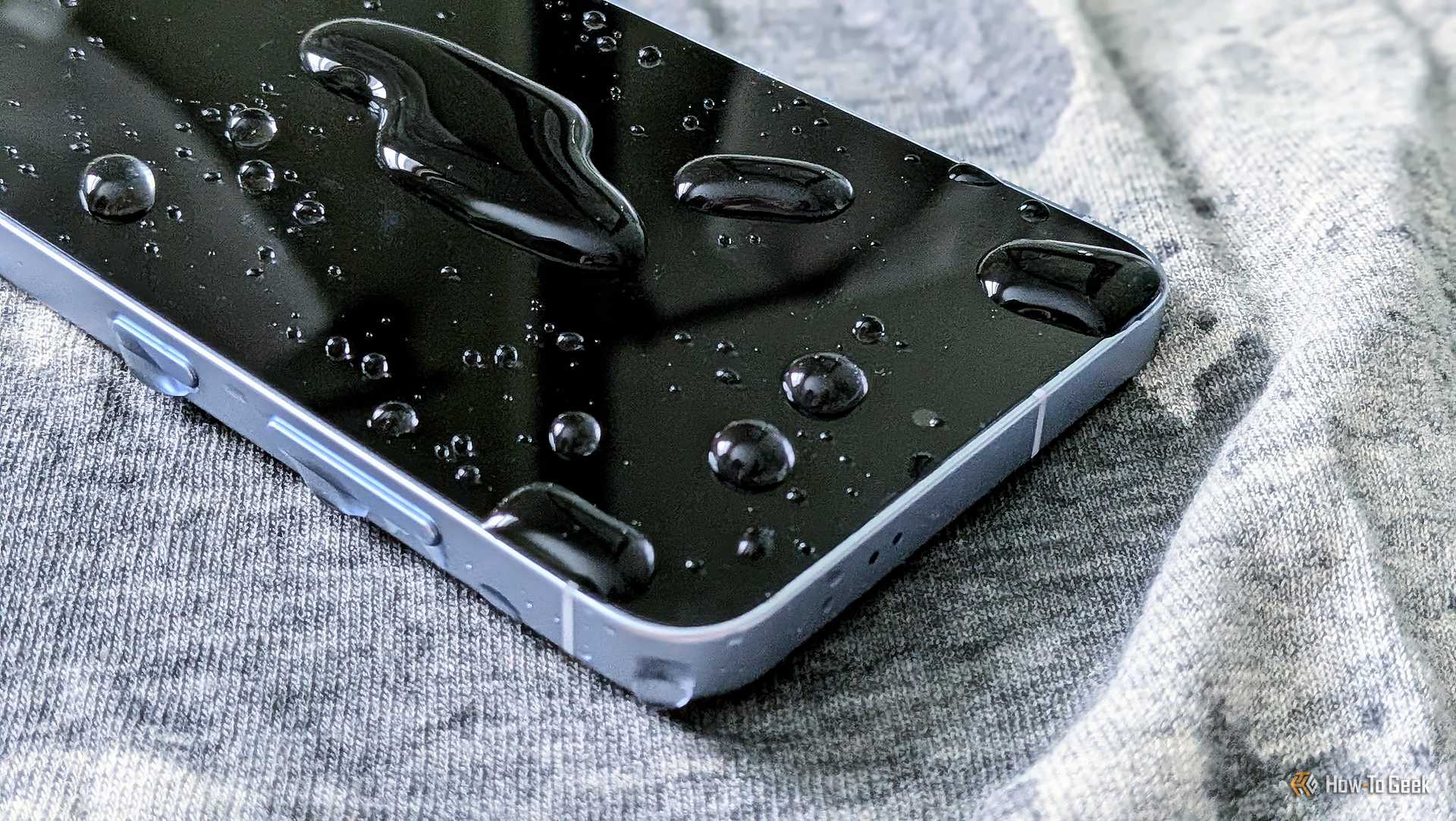 Galaxy S25 with water on screen