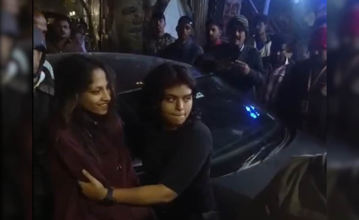 Drunk Bengaluru women crash into cab, hit driver with helmet, abuse crowd