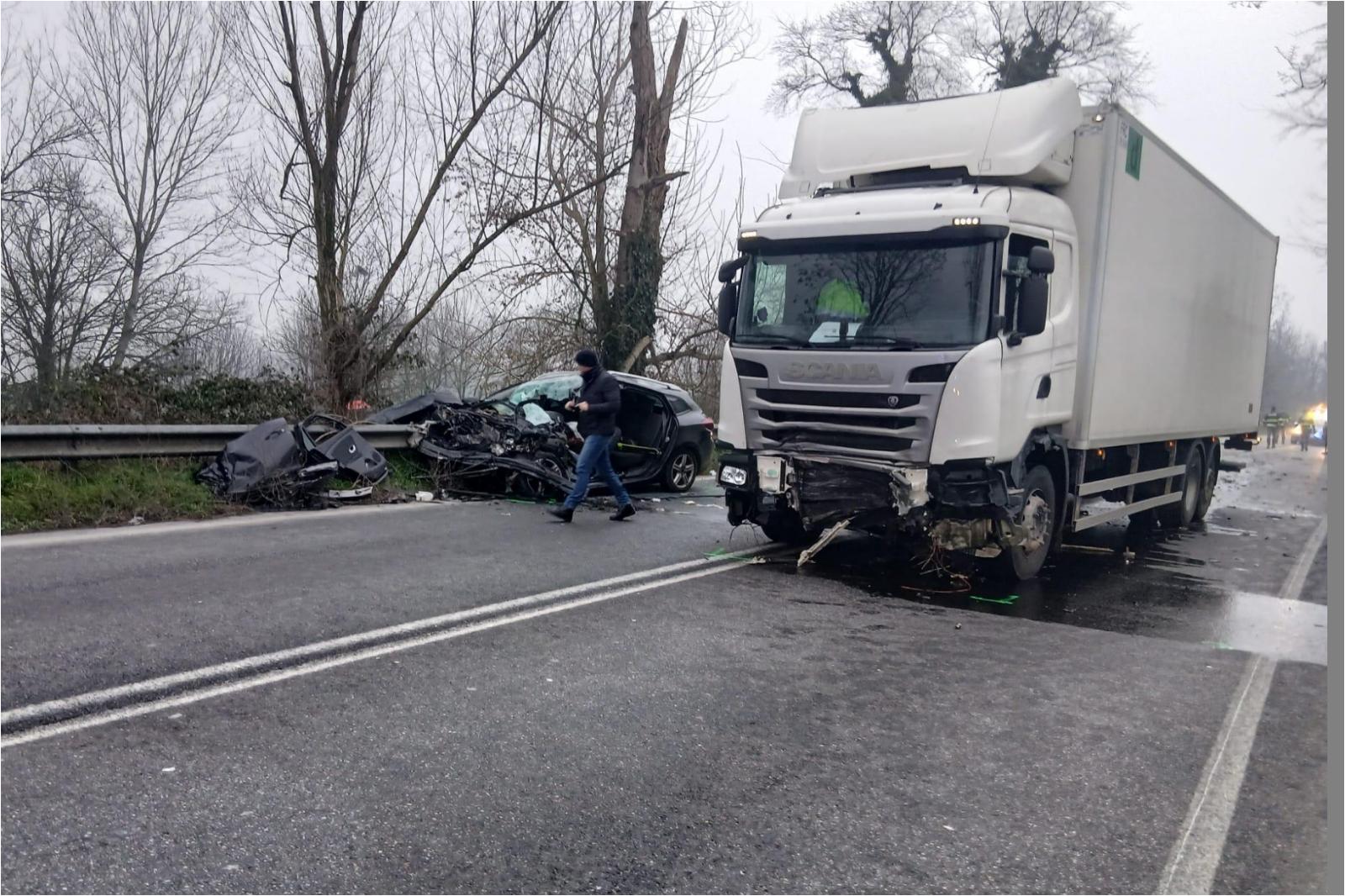 Schianto a Landriano tra auto e camion: morta donna
