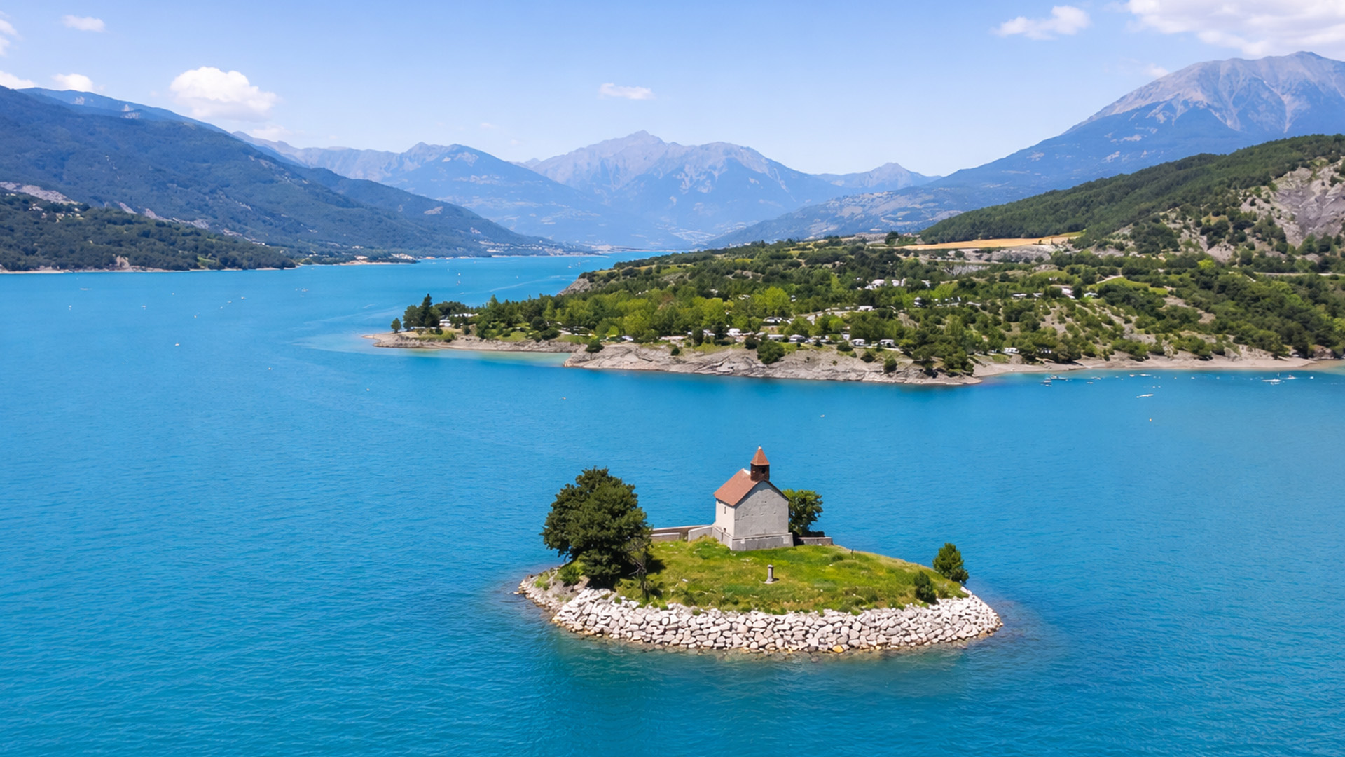 Une église solitaire au milieu du lac de Serre-Ponçon