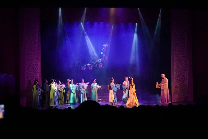 Dạy học Ngữ văn dưới ánh đèn sân khấu