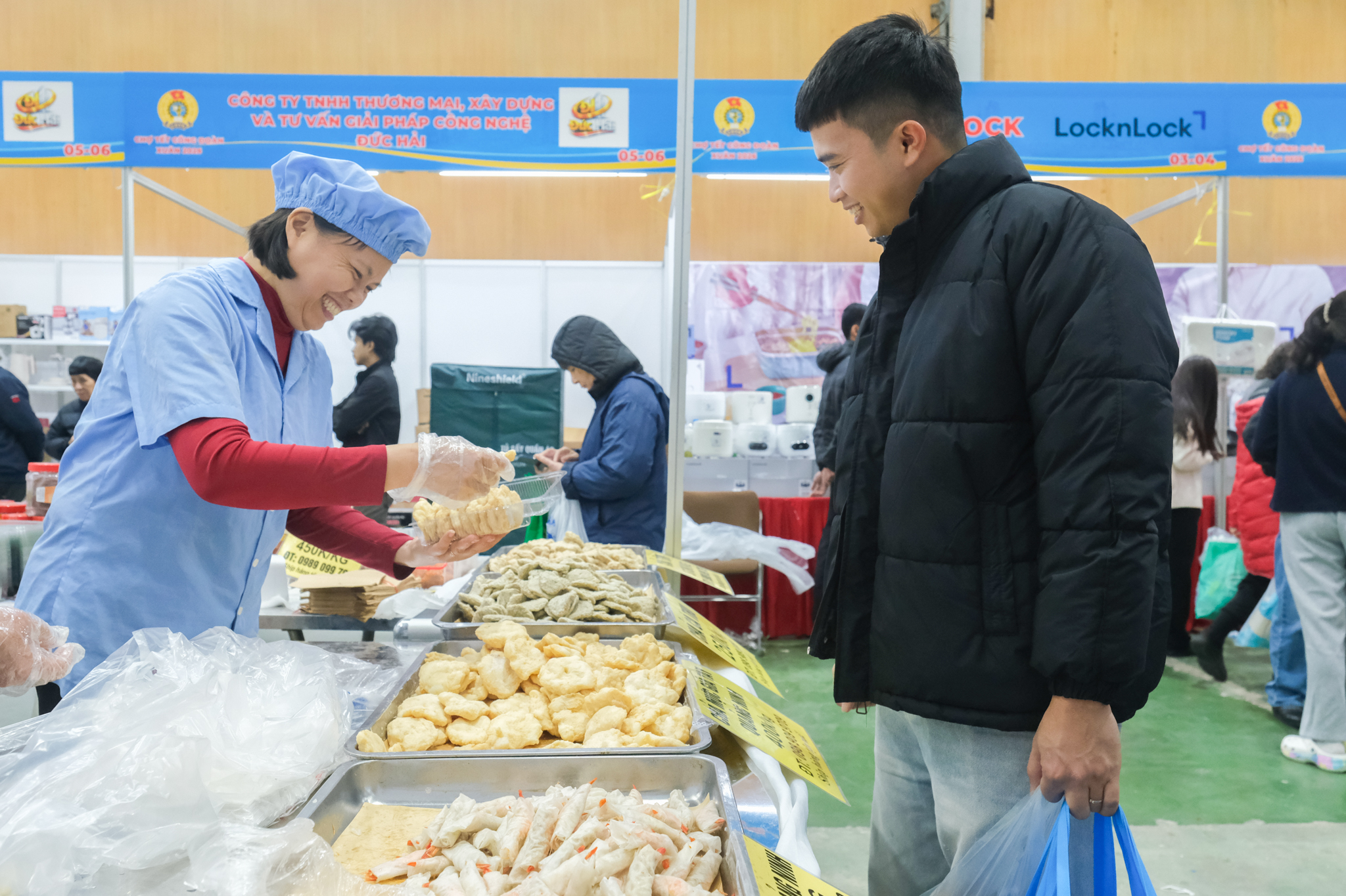 Ấm áp chợ Tết Công đoàn 'Tết sum vầy - Xuân ơn Đảng'