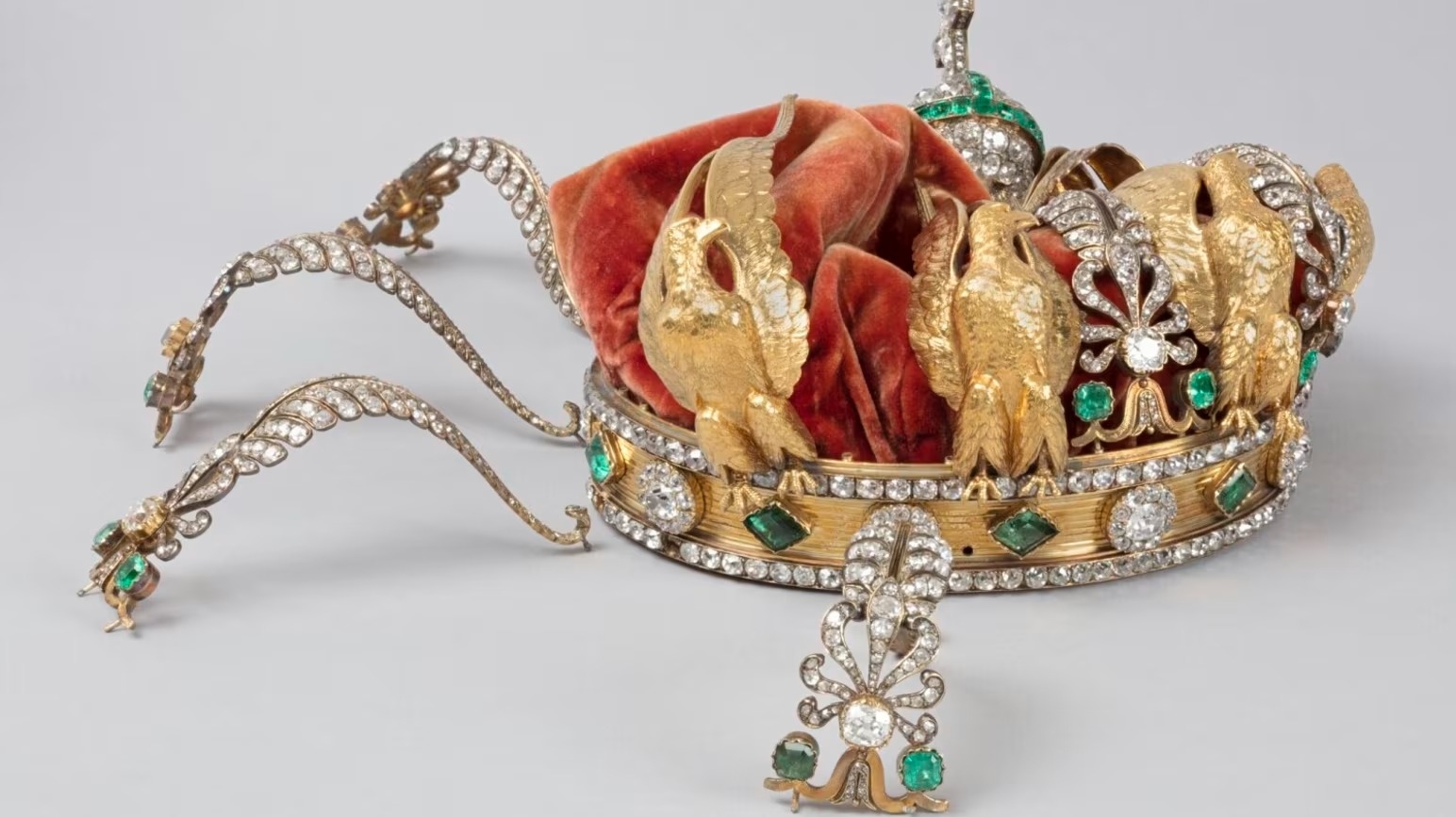 Vương miện rúm ró sau vụ cướp ở bảo tàng Louvre