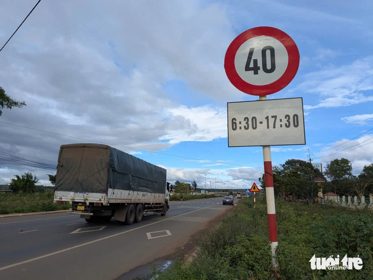 Khu Quản lý đường bộ III yêu cầu xử lý biển hạn chế tốc độ dày đặc trên quốc lộ 19