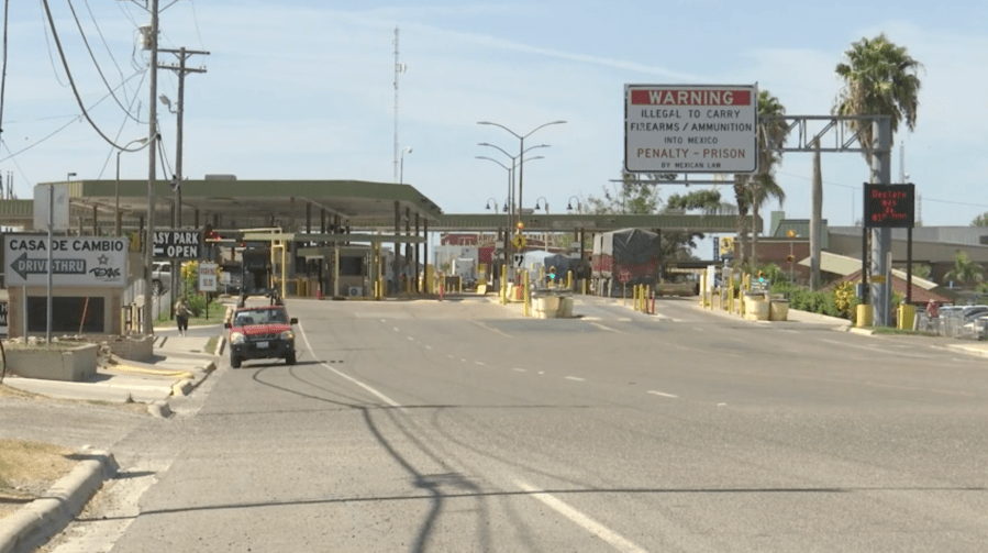 Cop places CBP officer in handcuffs during ‘misunderstanding’ at Progreso bridge<br>