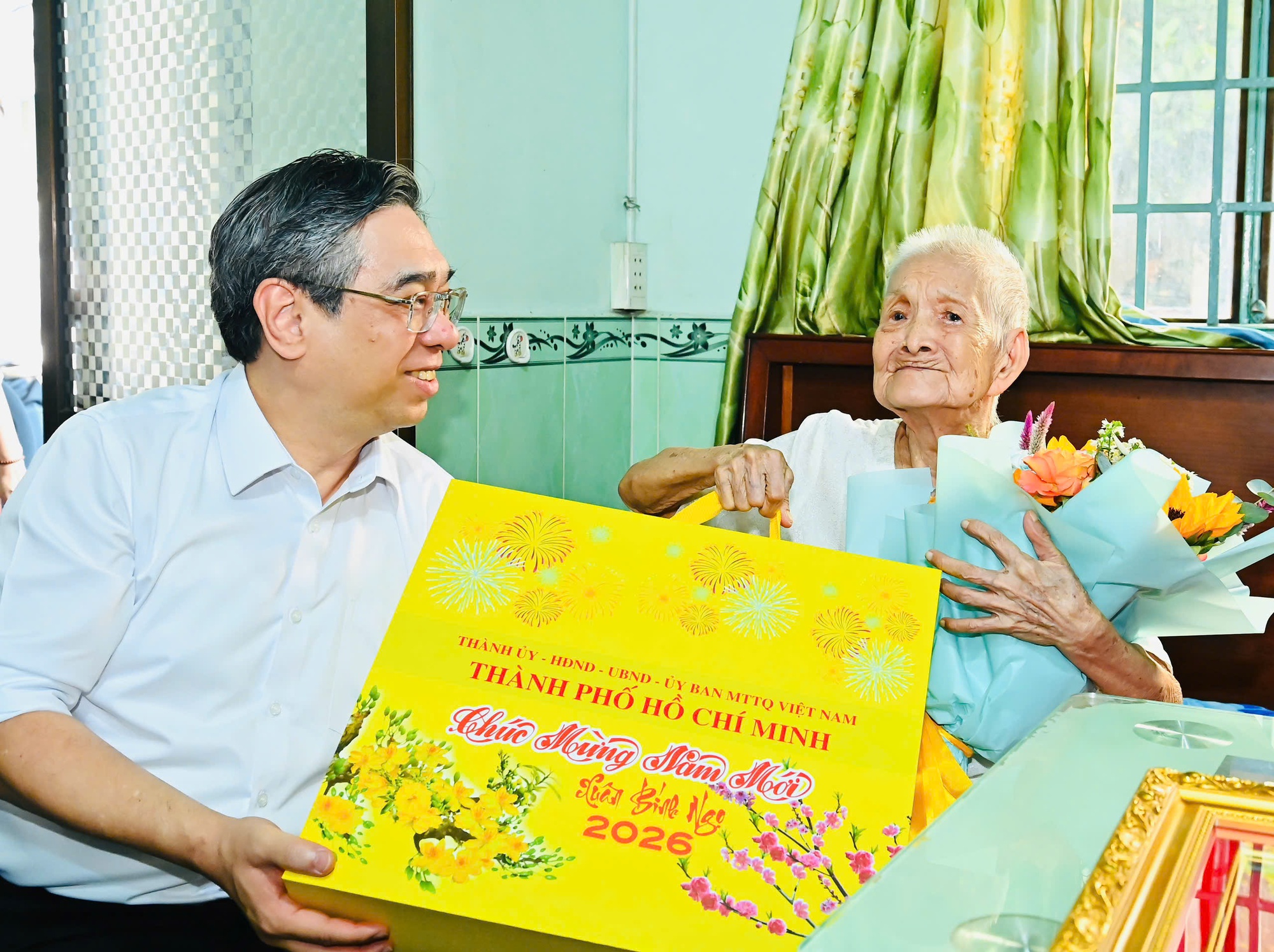 Lãnh đạo TP.HCM thăm, chúc Tết người cao tuổi, hộ khó khăn ở Bình Tiên, Bình Tây