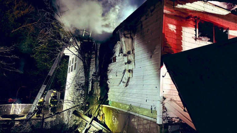 2 firefighters injured, 3 displaced in Southeast DC fire, officials say
