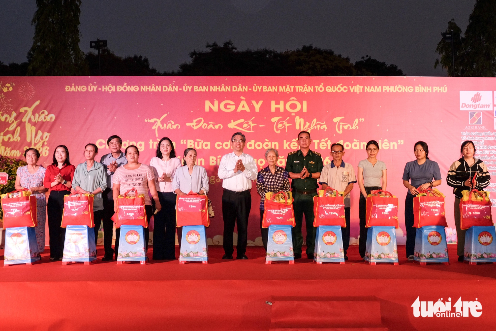 Phó bí thư Thành ủy TP.HCM Nguyễn Phước Lộc dự ngày hội Xuân đoàn kết, trao quà Tết tại Bình Phú