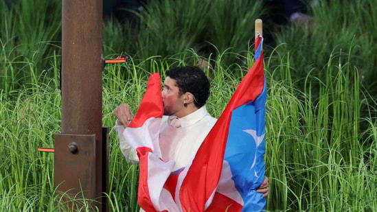 Bad Bunny brings dozens of flags to Super Bowl halftime show; sends ...