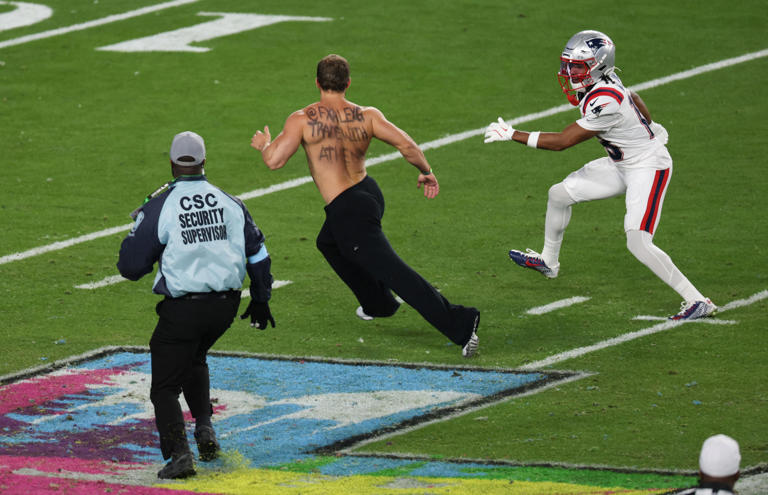 Patriots rookie helps security chase down streaker on field at SB LX